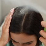 شامپو خشک چیست و چه کاربردی دارد؟ مزایا، معایب و روش استفاده